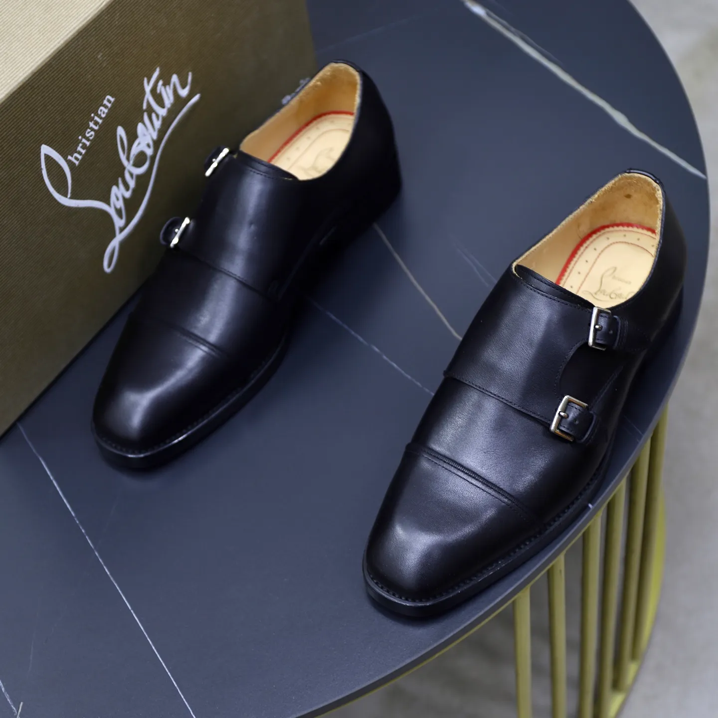 Ex-factory price: 620💰Christia*.Loubouti*🆑High-end men’s business formal leather shoes | Classic red sole shoes | Original imported first-layer cowhide | Water-dyed cowhide lining | Italian imported red rubber outsole | High-end luxury | Perfect interpretation of fashion, sunshine, style, suitable for various occasions Size: 39-44 (38.45 custom-made)
